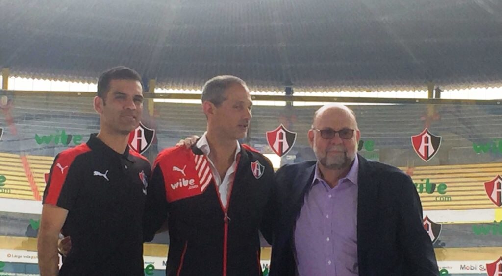 foto patrocinio wibe y el equipo de fútbol Atlas de Guadalajara Rafael Márquez futbolista, Dario Okrent director wibe, Gustavo Guzmán Presidente del Club Atlas de Guadalajara- Bancomer México 16 marzo 2016