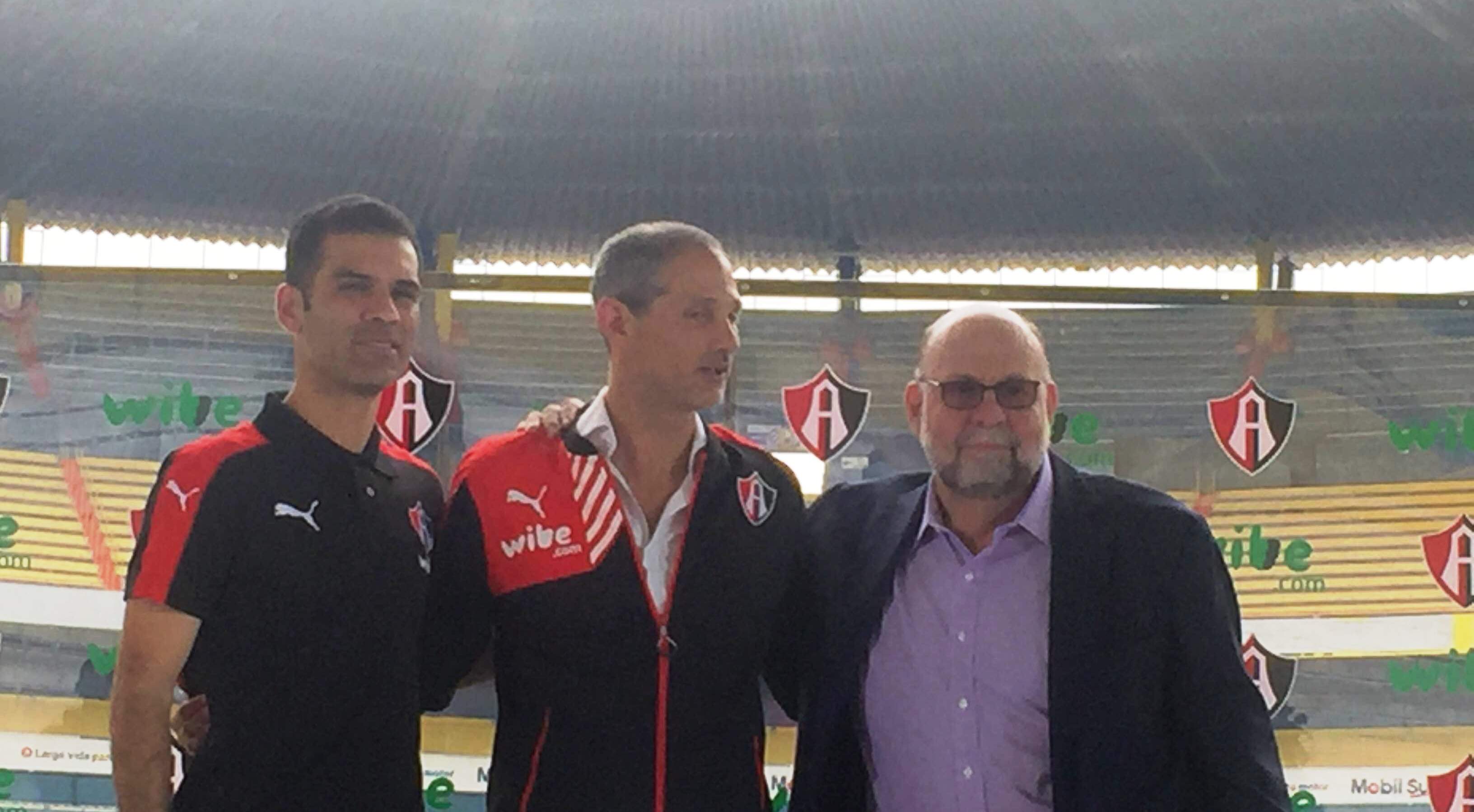 foto patrocinio wibe y el equipo de fútbol Atlas de Guadalajara Rafael Márquez futbolista, Dario Okrent director wibe, Gustavo Guzmán Presidente del Club Atlas de Guadalajara- Bancomer México 16 marzo 2016