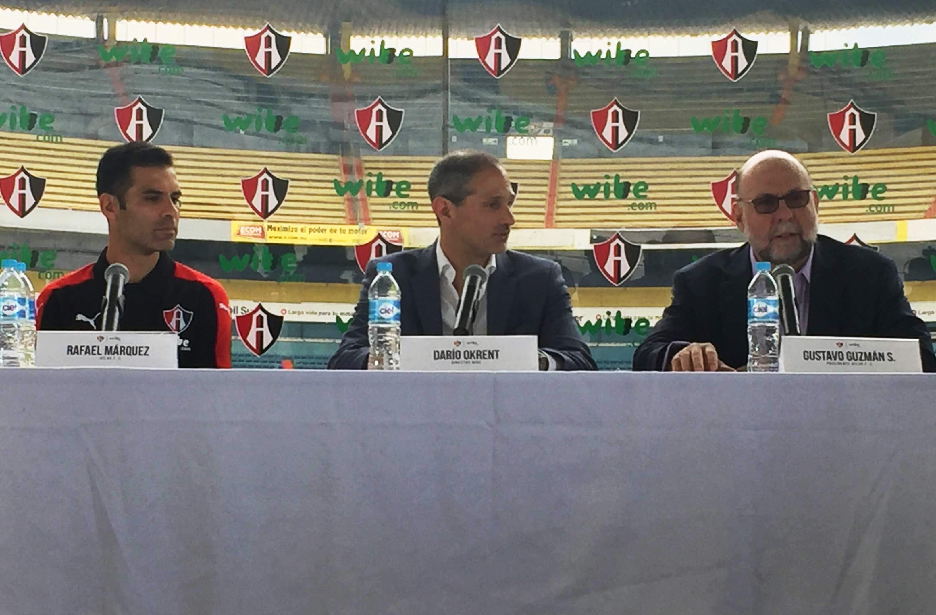 foto presentación del patrocinio wibe- equipo Atlas de Guadalajara futbolista Rafael Márquez dario Okrent director wibe y Gustavo Guzmán Presidente de Club Atlas F.C.-Bancomer México 16 marzo 2016