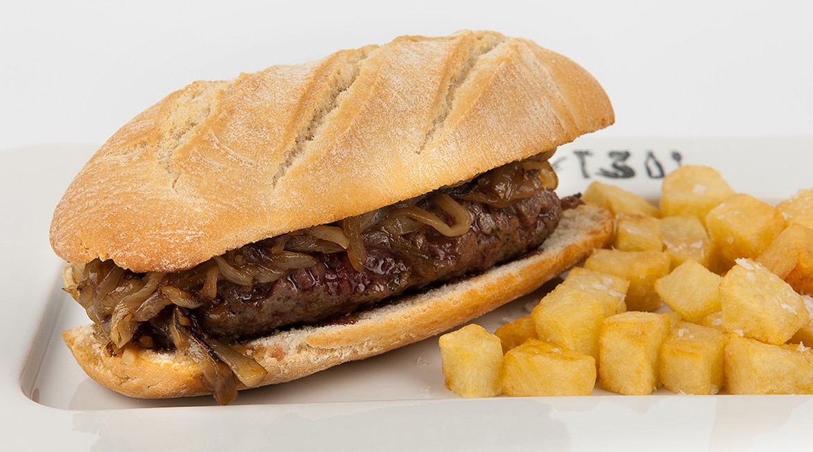 También son muy populares en los bares españoles, sobre todo en Madrid y Andalucía, los pepitos, unos bocadillos de carne de ternera