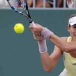 La española Garbine Muguruza devuelve la pelota a la bielorrusa Victoria Azarenka