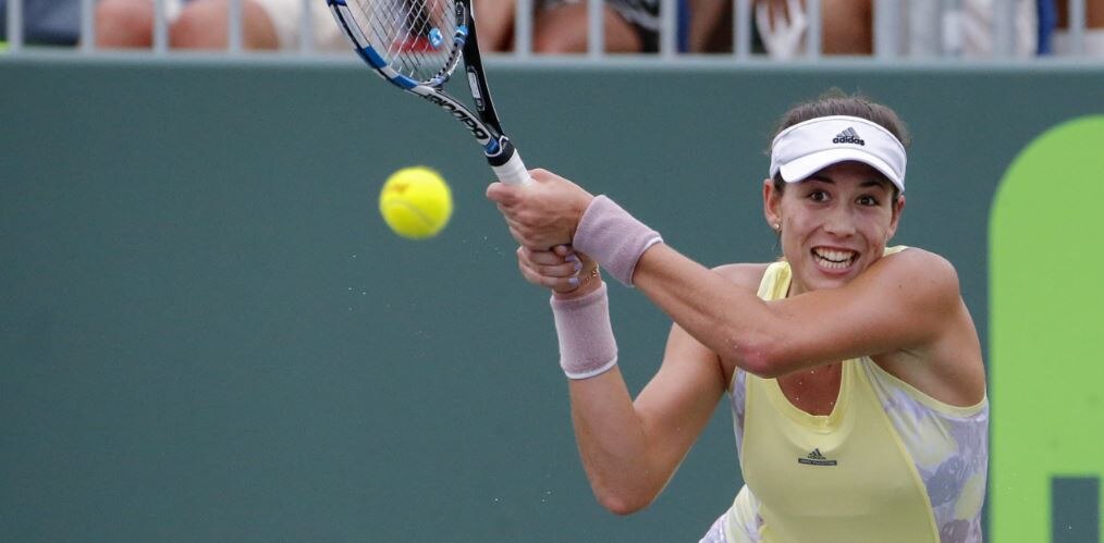 La española Garbine Muguruza devuelve la pelota a la bielorrusa Victoria Azarenka