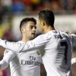 El delantero portugués del Real Madrid, Cristiano Ronaldo (d), celebra con Isco el tercer gol del equipo blanco, durante el encuentro correspondiente a la jornada 27 de primera división, que han disputado esta noche frente al Levante en el estadio Ciutat de Valencia. EFE / Kai Försterling. Cristiano y Borja Mayoral celebran un gol ante el Levante