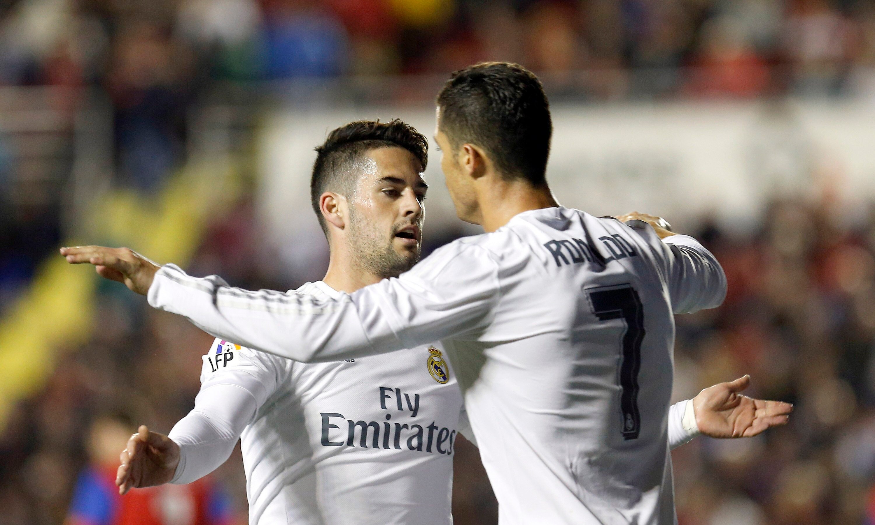 El delantero portugués del Real Madrid, Cristiano Ronaldo (d), celebra con Isco el tercer gol del equipo blanco, durante el encuentro correspondiente a la jornada 27 de primera división, que han disputado esta noche frente al Levante en el estadio Ciutat de Valencia. EFE / Kai Försterling. Cristiano y Borja Mayoral celebran un gol ante el Levante