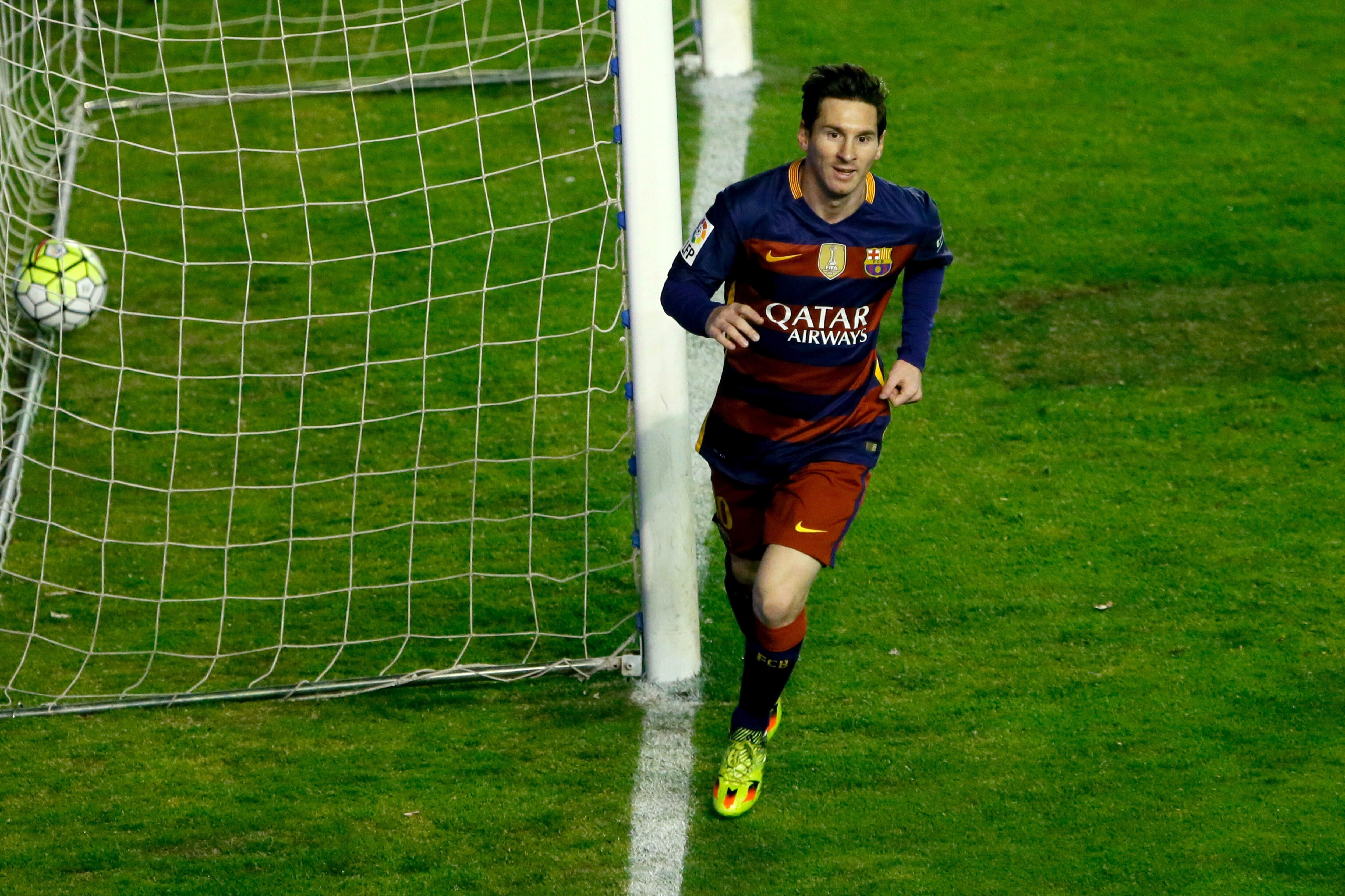 El delantero argentino del FC Barcelona Lionel Messsi celebra el segundo gol del equipo frente al Rayo Vallecano, durante el partido de la vigésima séptima jornada de Liga en Primera División que se disputa esta noche en el estadio de Vallecas, en Madrid. EFE/JuanJo Martín Messi celebra un gol anotado ante el Rayo Vallecano en Liga BBVA