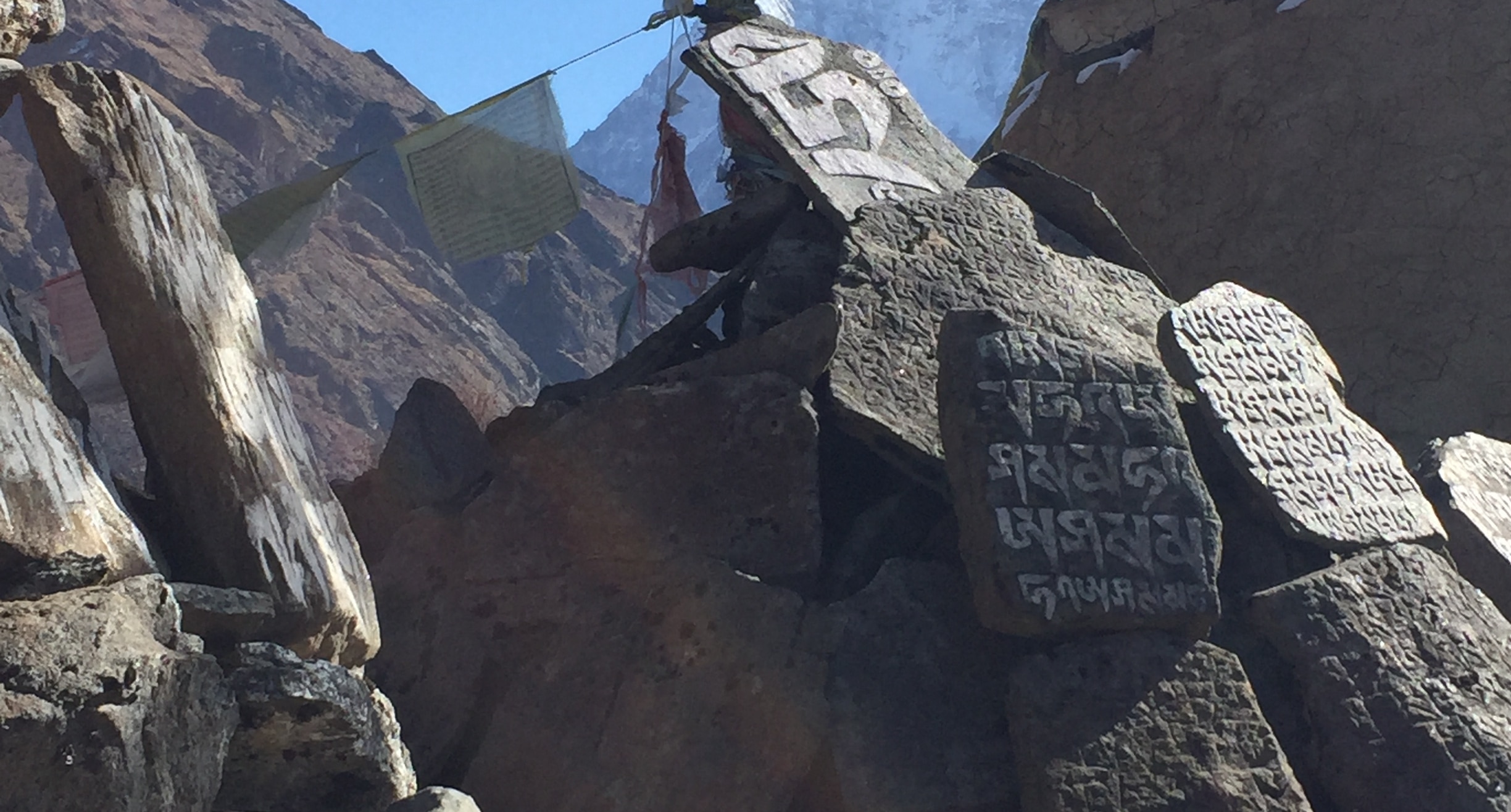 Muros mani durante el trekking por el Valle del Khumbu de Carlos Soria con BBVA Fotografía de los muros mani durante el trekking por el Valle del Khumbu de Carlos Soria con BBVA