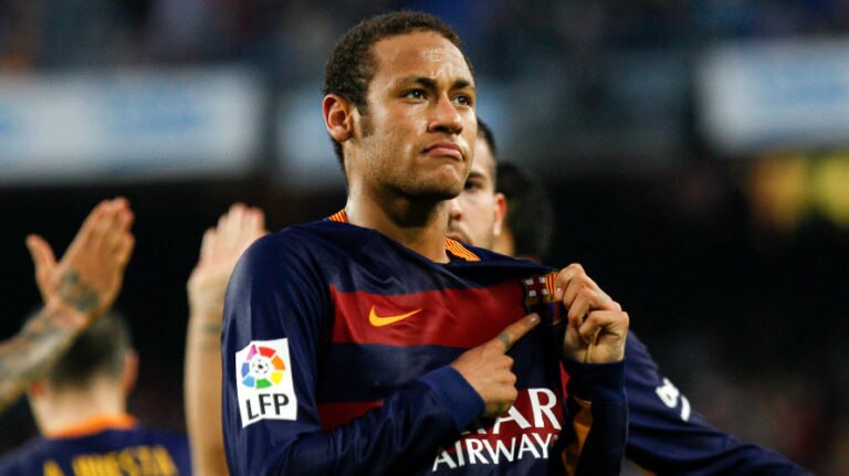 Neymar se toca el escudo del Barcelona celebrando un gol Neymar se toca el escudo del Barcelona celebrando un gol