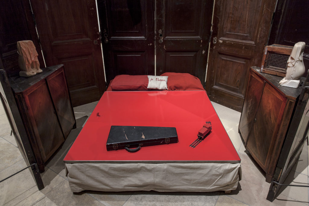 Louise Bourgeois. Habitación Roja (Padres), 1994 (detalle). Colección particular, cortesía Hauser & Wirth. Foto: Maximilian Geuter. © The Easton Foundation / VEGAP, Madrid