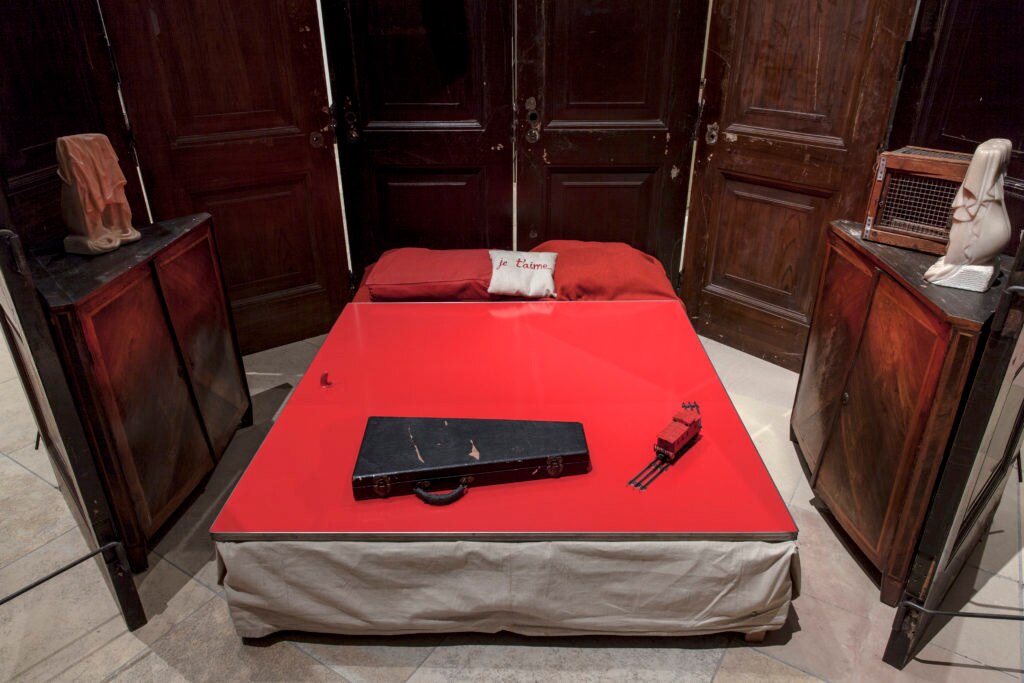 Louise Bourgeois. Habitación Roja (Padres), 1994 (detalle). Colección particular, cortesía Hauser & Wirth. Foto: Maximilian Geuter. © The Easton Foundation / VEGAP, Madrid Louise Bourgeois. Habitación Roja (Padres), 1994 (detalle). Colección particular, cortesía Hauser & Wirth. Foto: Maximilian Geuter. © The Easton Foundation / VEGAP, Madrid