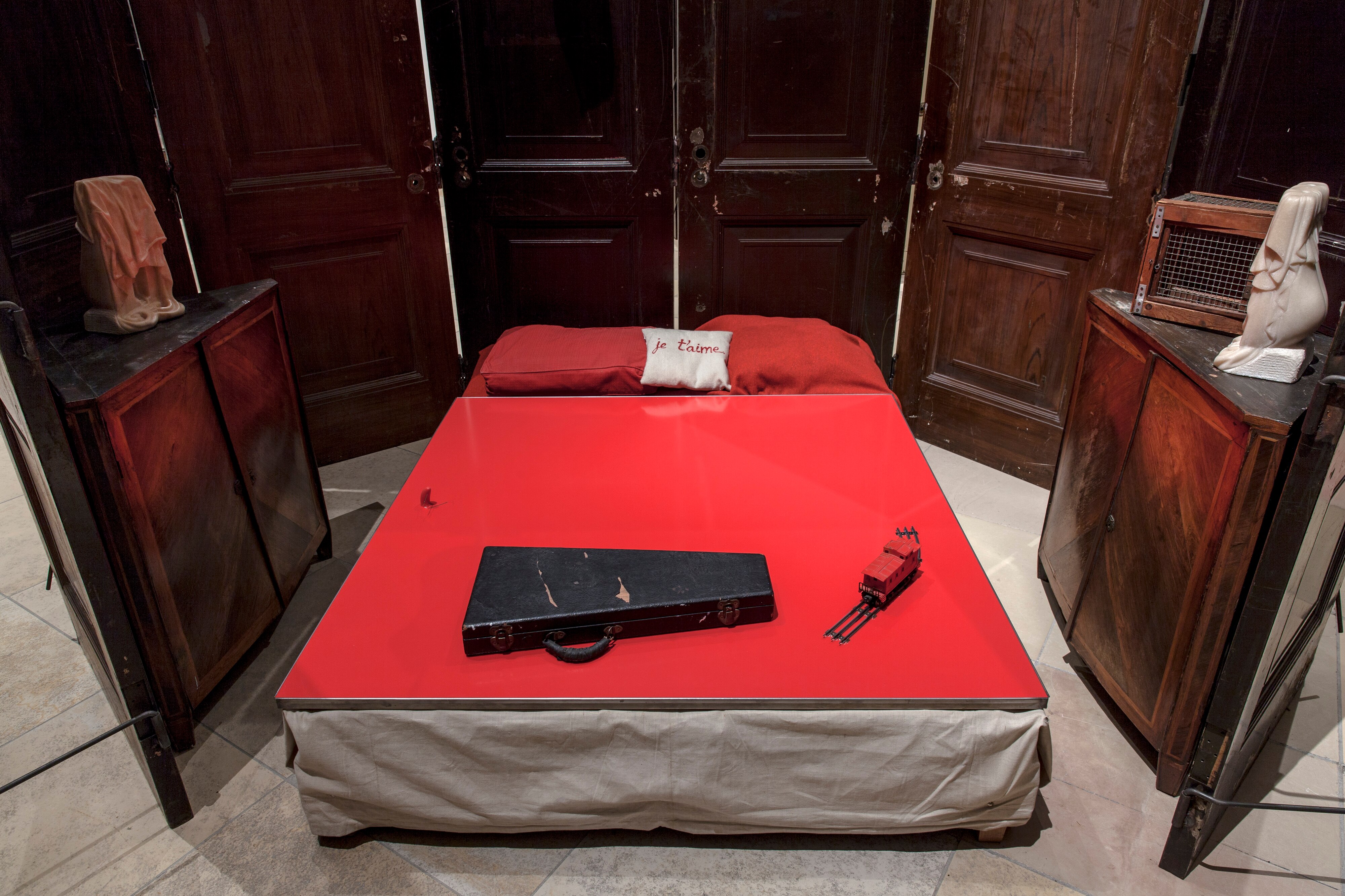 Louise Bourgeois. Habitación Roja (Padres), 1994 (detalle). Colección particular, cortesía Hauser & Wirth. Foto: Maximilian Geuter. © The Easton Foundation / VEGAP, Madrid Louise Bourgeois. Habitación Roja (Padres), 1994 (detalle). Colección particular, cortesía Hauser & Wirth. Foto: Maximilian Geuter. © The Easton Foundation / VEGAP, Madrid
