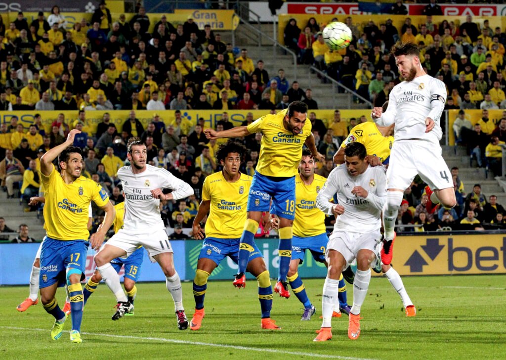 El defensa del Real Madrid Sergio Ramos (d) consigue el primer gol ante la UD Las Palmas, en partido correspondiente a la vigésima novena jornada de liga en Liga BBVA que se disputa en el estadio de Gran Canaria. EFE/Elvira Urquijo A El defensa del Real Madrid Sergio Ramos (d) consigue el primer gol ante la UD Las Palmas, en partido correspondiente a la vigésima novena jornada de liga en Liga BBVA que se disputa en el estadio de Gran Canaria. EFE/Elvira Urquijo A