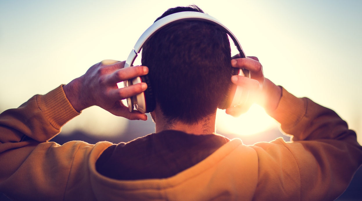 auriculares millenial luz espalda recurso bbva