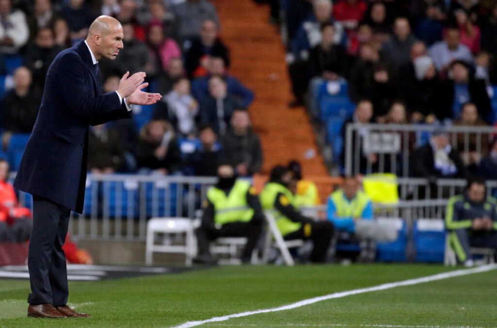 El entrenador francés del Real Madrid, Zinedine Zidane, durante un partido de Liga BBVA El entrenador francés del Real Madrid, Zinedine Zidane, durante un partido de Liga BBVA