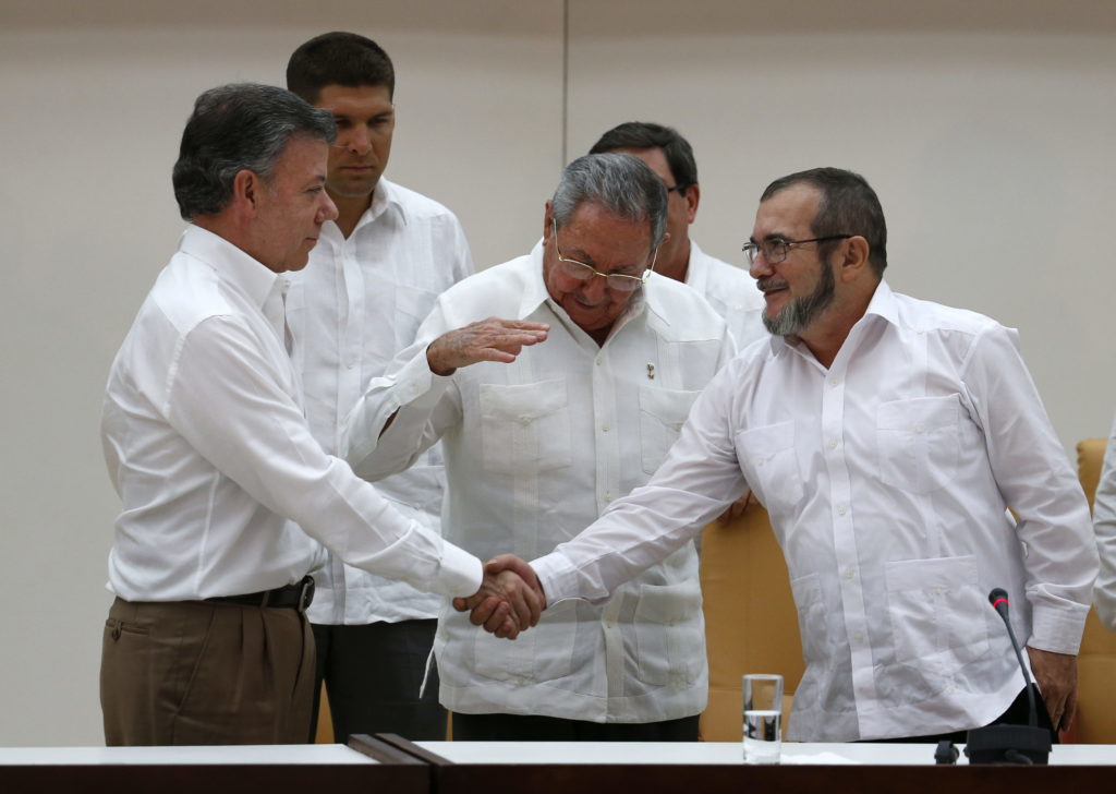 Imagen de Juan Manuel Santos, Timochenko, Raúl Castro, Cuba 2015, proceso de paz Colombia Imagen de Juan Manuel Santos, Timochenko, Raúl Castro, Cuba 2015, proceso de paz Colombia