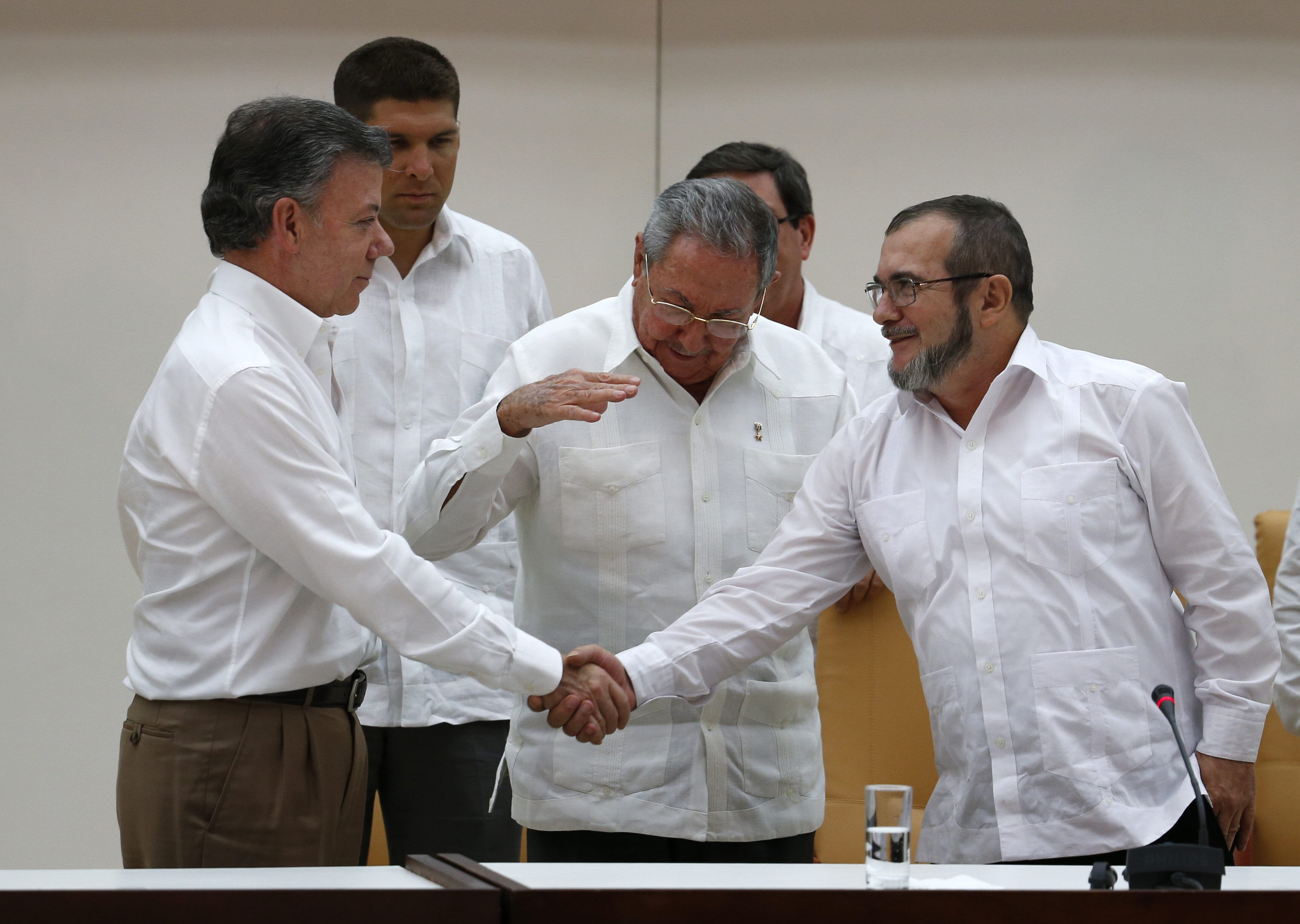 Imagen de Juan Manuel Santos, Timochenko, Raúl Castro, Cuba 2015, proceso de paz Colombia