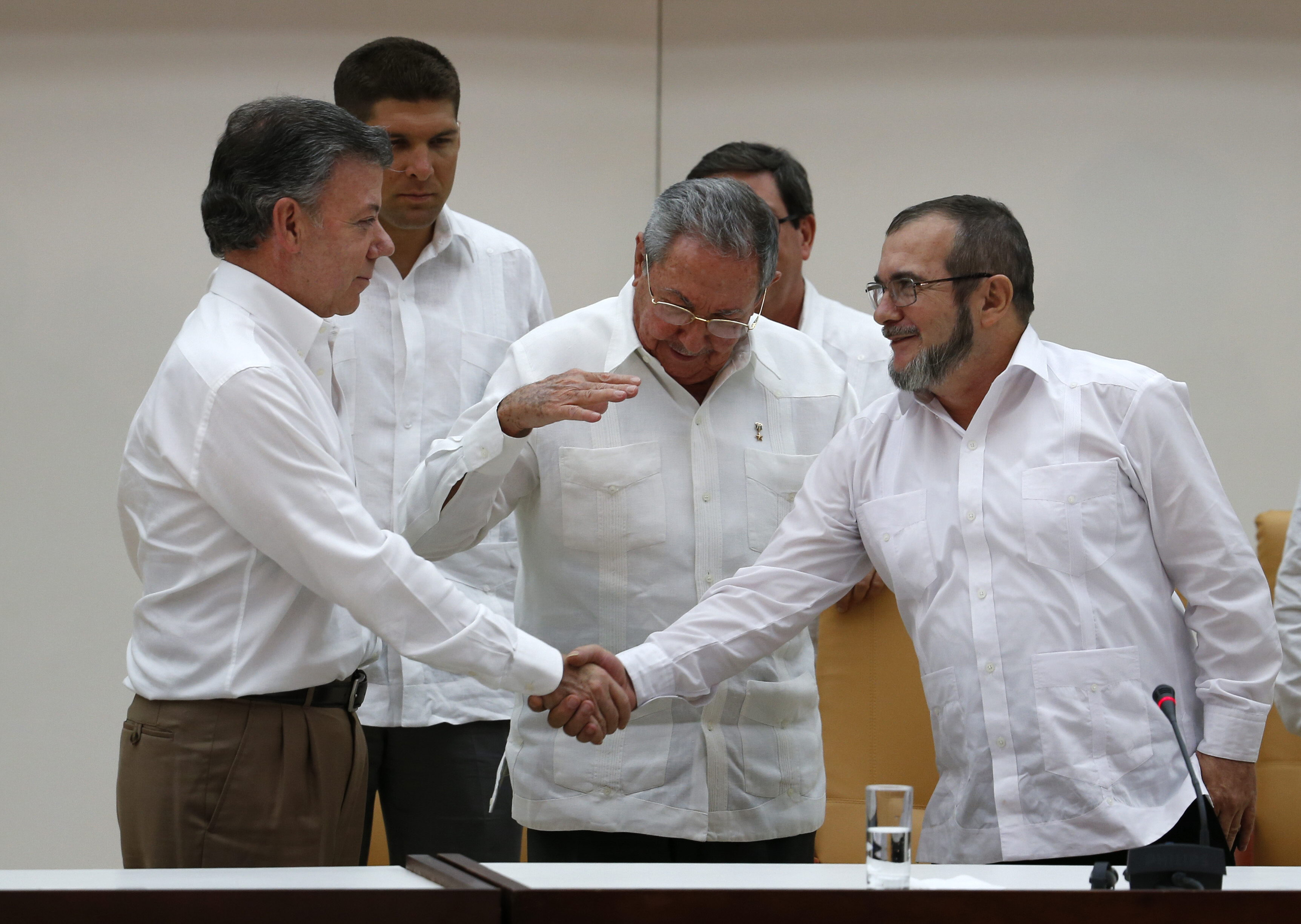 Imagen de Juan Manuel Santos, Timochenko, Raúl Castro, Cuba 2015, proceso de paz Colombia Imagen de Juan Manuel Santos, Timochenko, Raúl Castro, Cuba 2015, proceso de paz Colombia