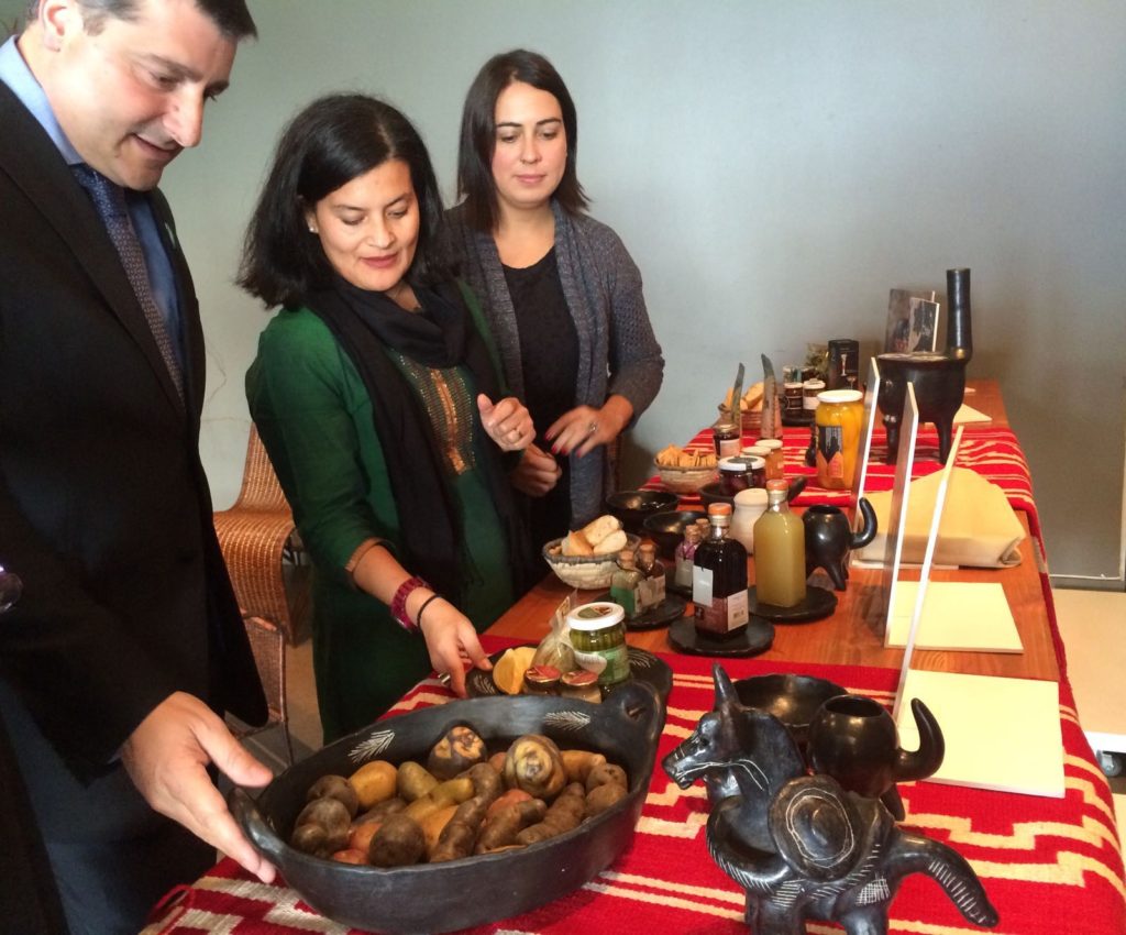 Fotografía de Josep Roca asistiendo a una exposición de productos típicos chilenos durante su viaje a Chile previo a la Gira BBVA 2016