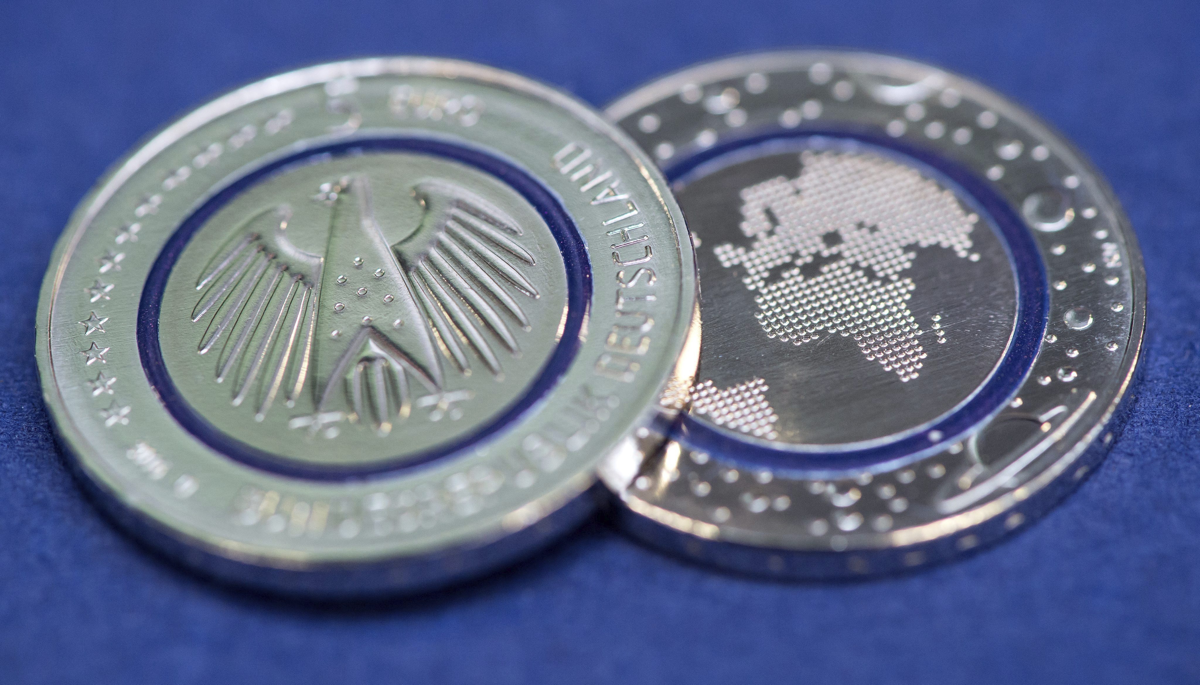 SHP005 MÚNICH (ALEMANIA) 11/04/2016.- Imagen de la cara y el reverso de las nuevas monedas cinco euros emitidas bajo el nombre NUEVA MONEDA DE CINCO EUROS