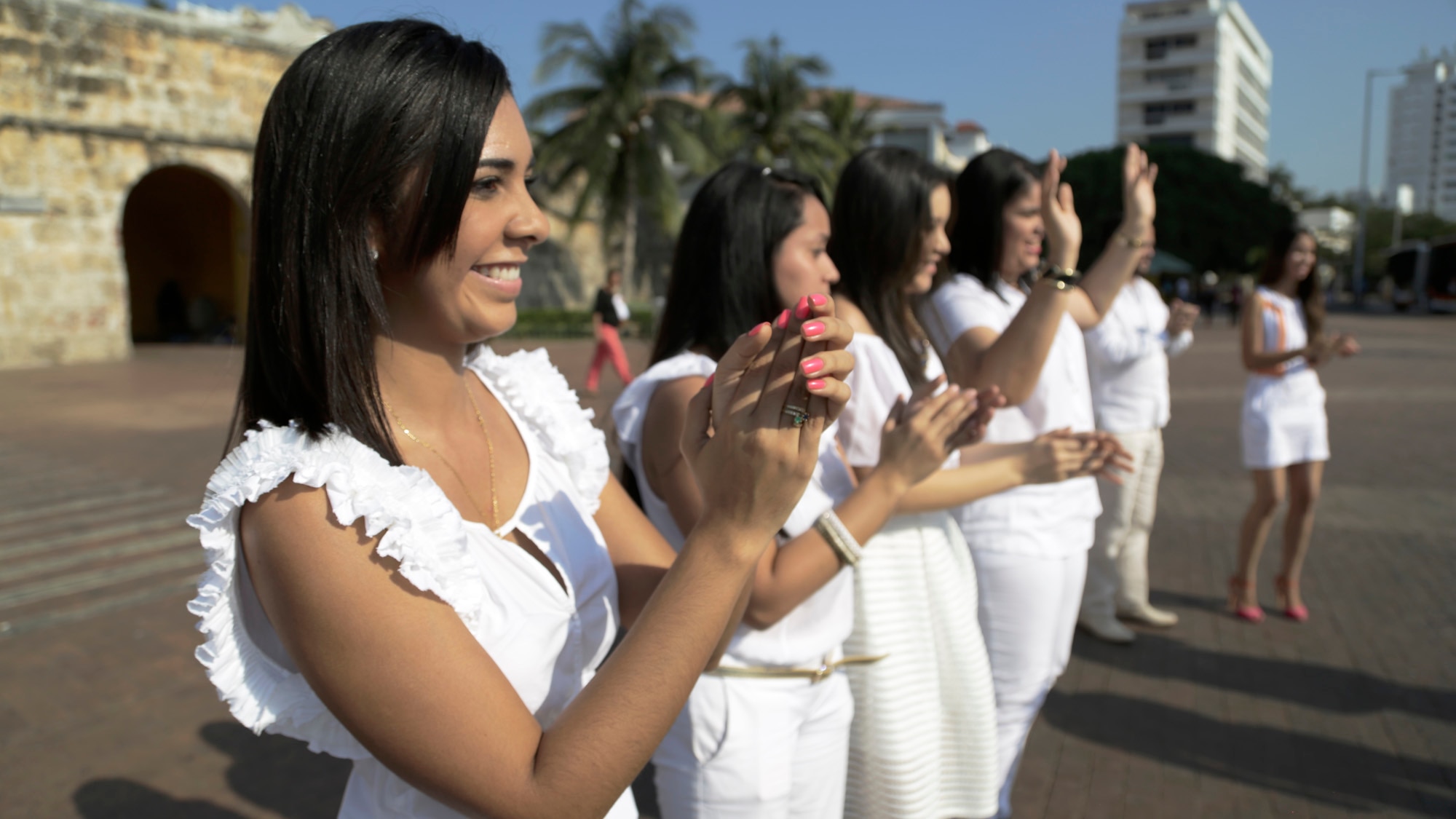 Fotografía de colaboradoras de BBVA Colombia vestidas de blanco en Cartagena de Indias