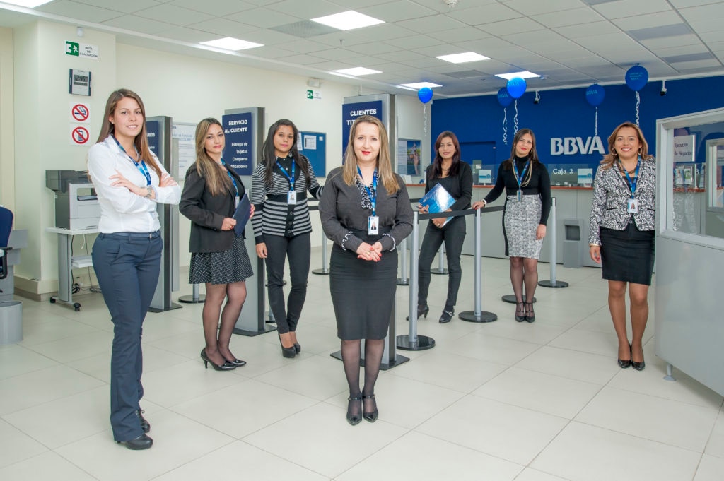 Colaboradoras de las oficinas del Centro Empresarial de la 127 de Bogotá Fotografía de colaboradoras de una oficina Colombiana