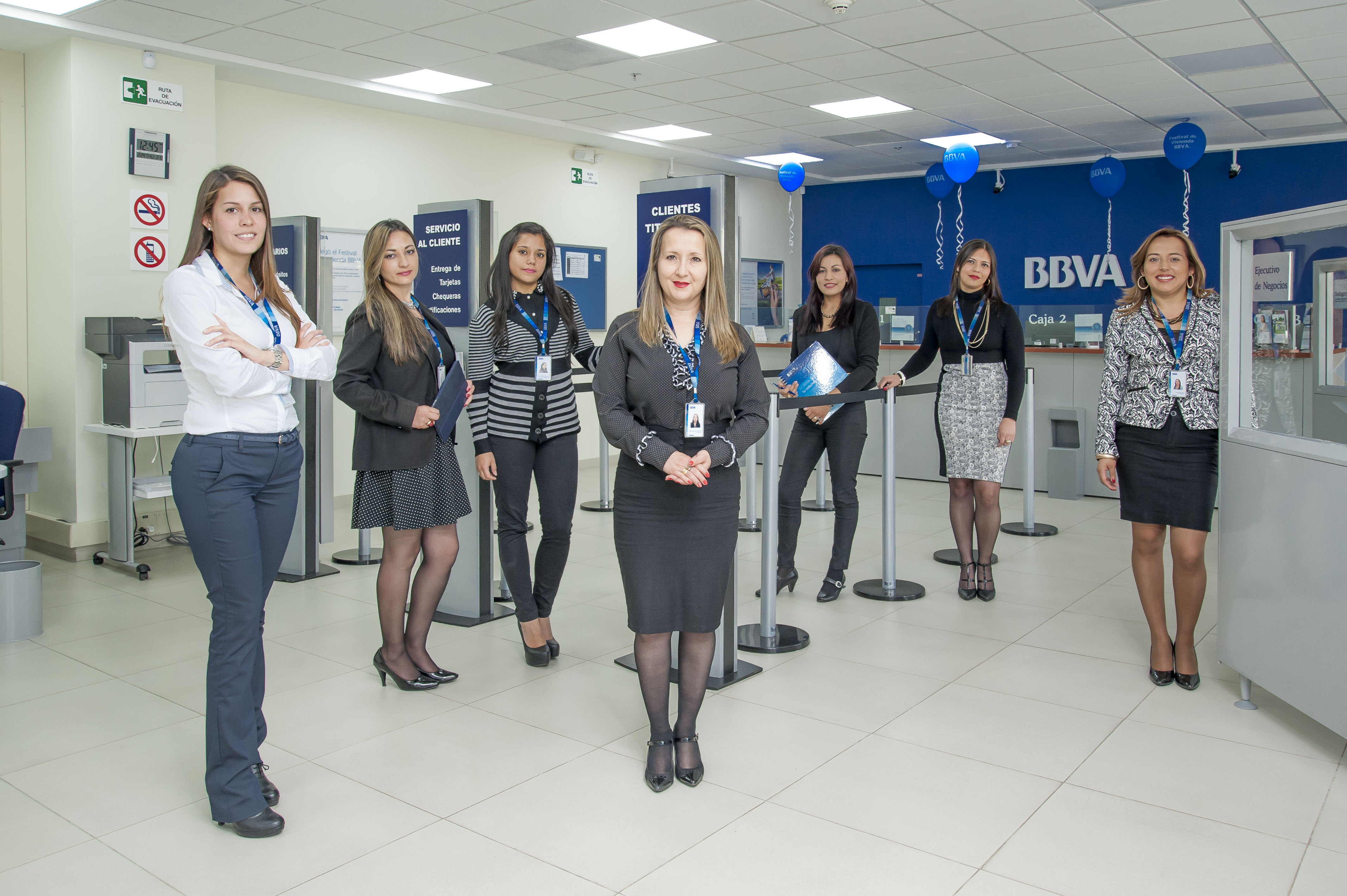 Colaboradoras de las oficinas del Centro Empresarial de la 127 de Bogotá Fotografía de colaboradoras de una oficina Colombiana