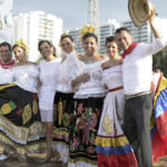 Fotografía de colaboradores de BBVA Colombia con trajes típicos de Bucaramanga 2016