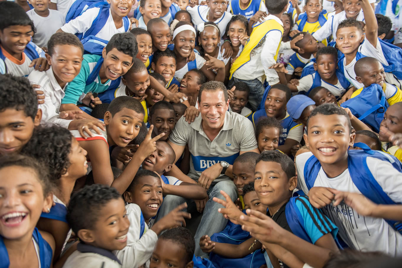 Fotografía del ex arquero Oscar Córdoba con niños de Cartagena en la entrega de morrales