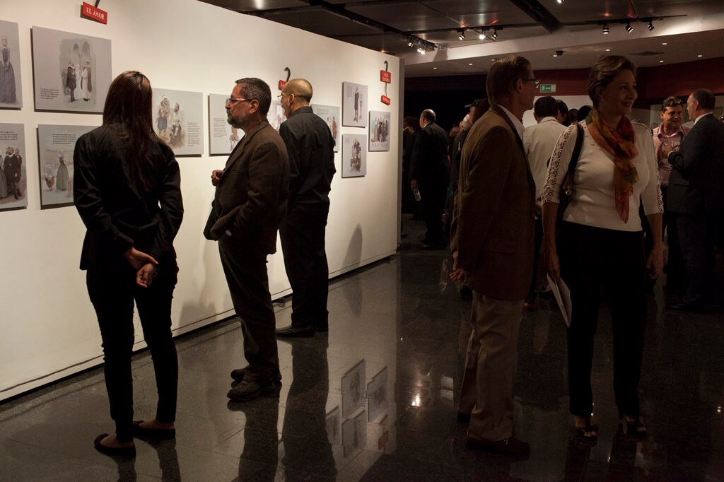 Fotografía de la inauguración de la exposición de Miguel de Cervantes, organizada por la Fundación BBVA Provincial
