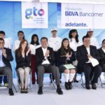 Los alumnos de más alto promedio reciben su beca en una ceremonia con autoriadades y representantes de la Fundación BBVA Bancomer