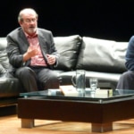 Fotografía de Salman Rushdie con Peter Florence en el Hay Festival