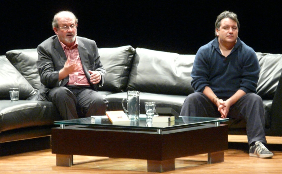 BBVA ha traído grandes escritores a Colombia en el marco del Hay Festival, como el escritor del libro, Los versos satánicos, Salman Rushdie. Fotografía de Salman Rushdie con Peter Florence en el Hay Festival