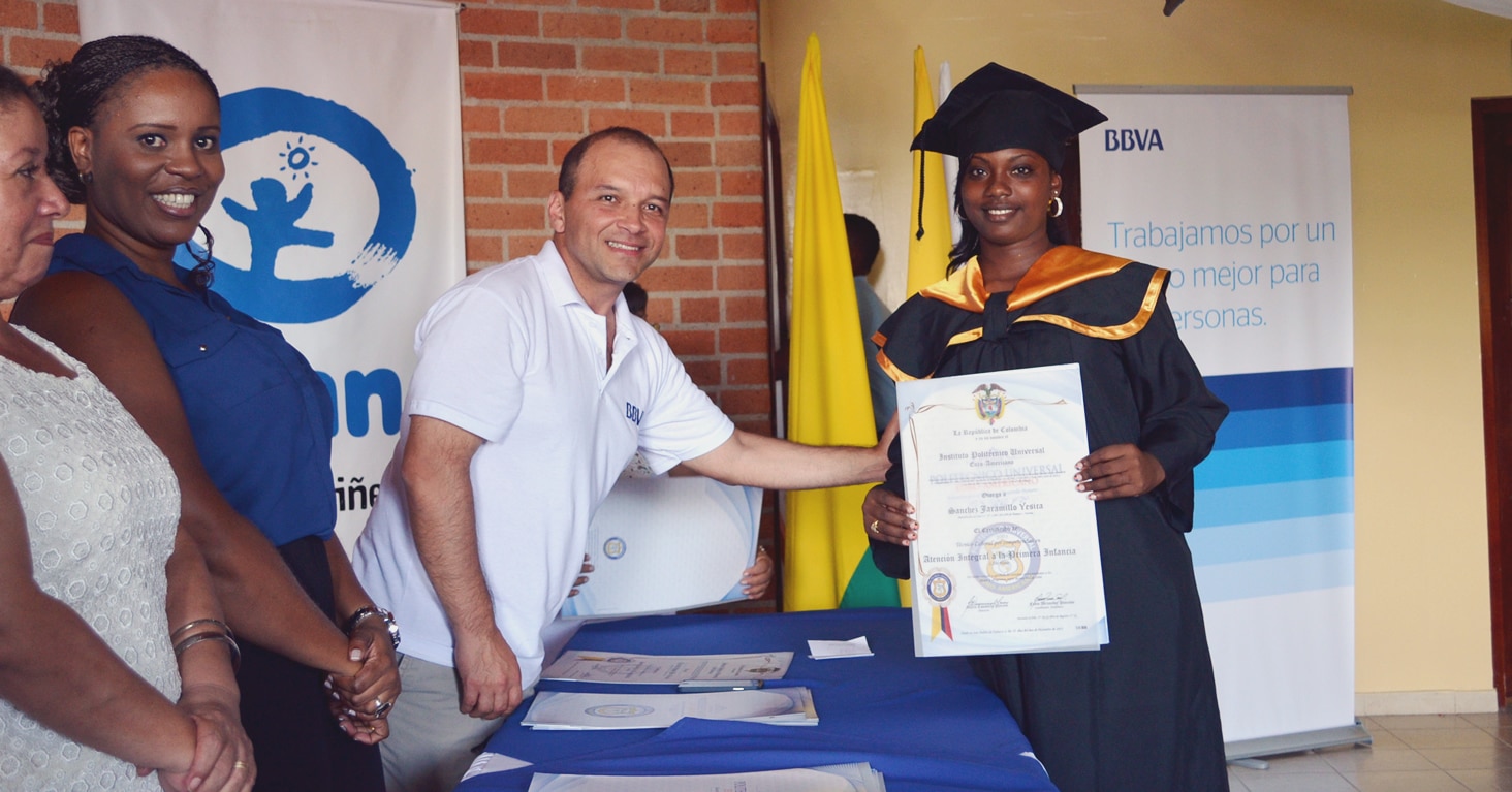 Mujer graduándose de la iniciativa Jóvenes Plan Fotografía de las Graduaciones de Jóvenes Plan