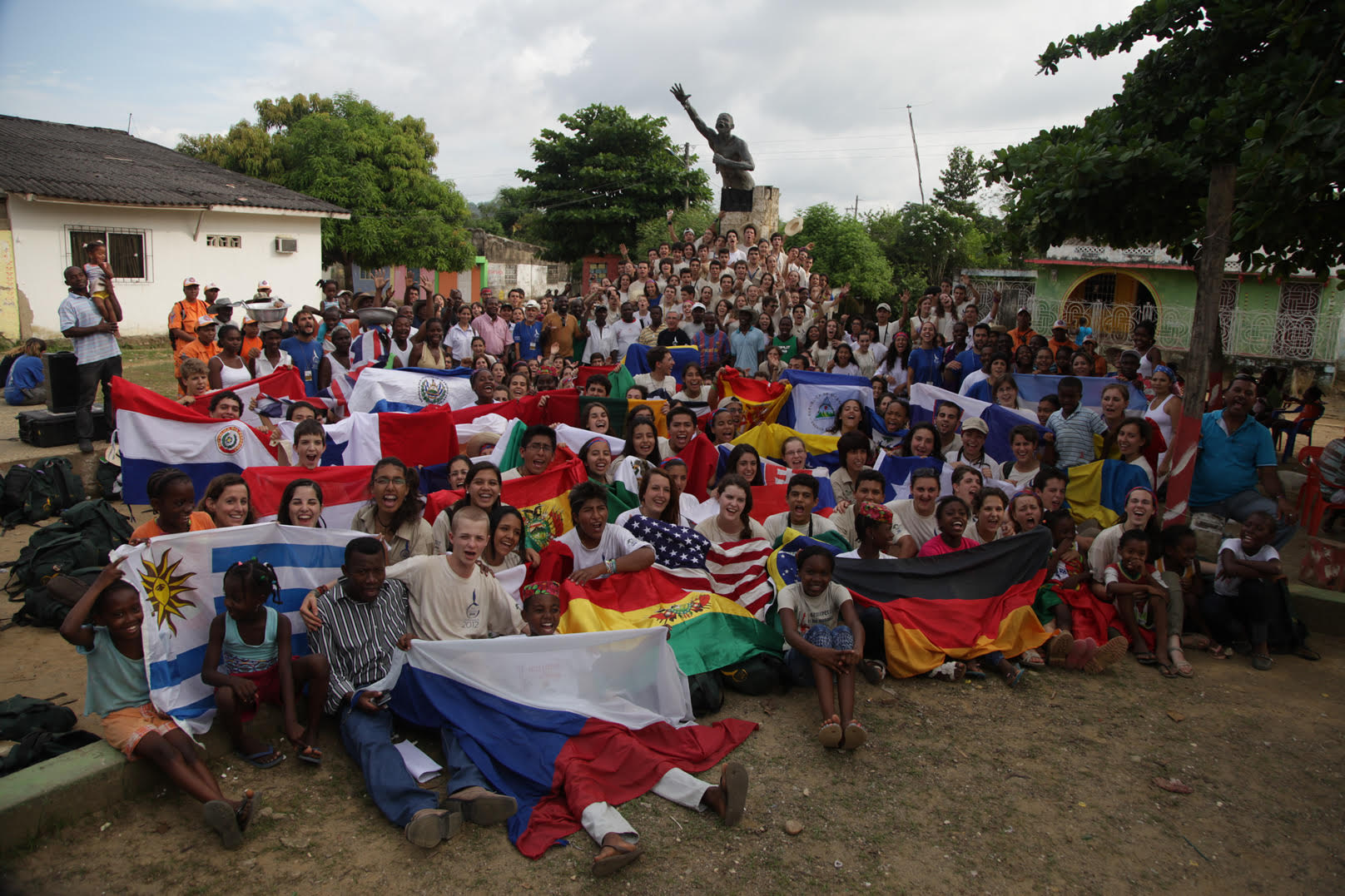Fotografía de los ruteros en San Basilio de Palenque compartiendo con las personas