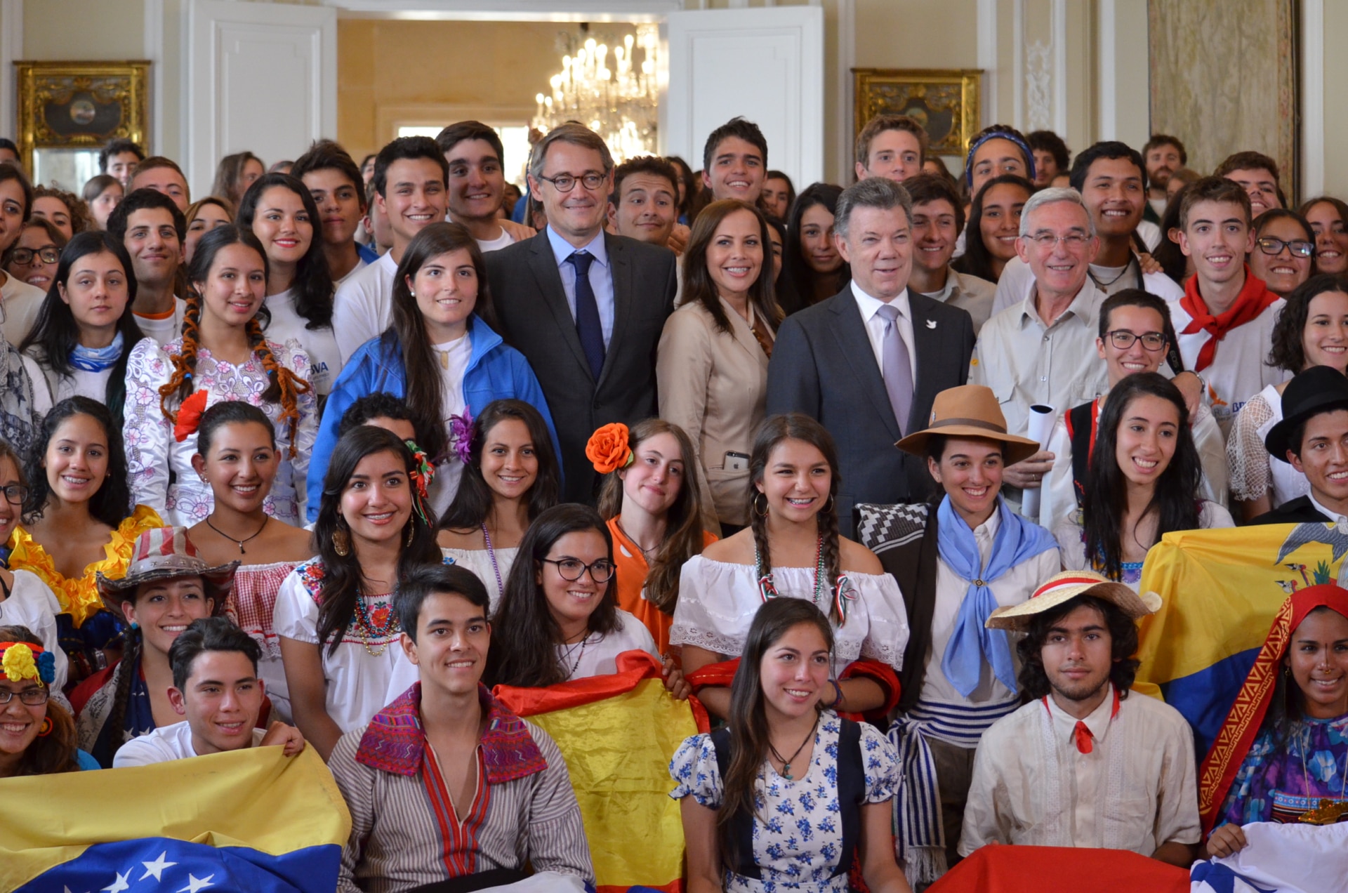 Fotografía de ruteros en Bogotá con el Presidente de la República, Juan Manuel Santos