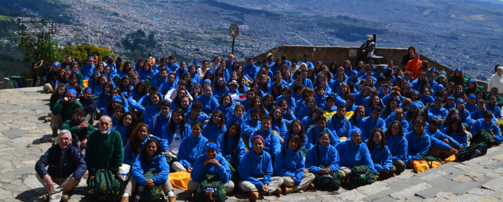 Los niños reunidos para el estudio Interesados en el conocimiento