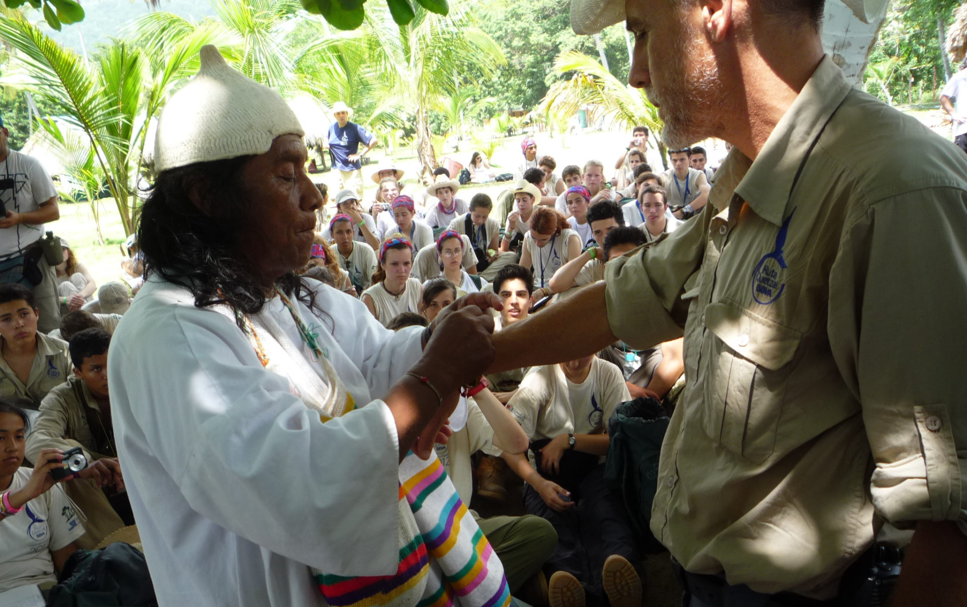 Fotografía de un mamo Kogui asegurando a uno de los lideres de los ruteros en una ceremonia