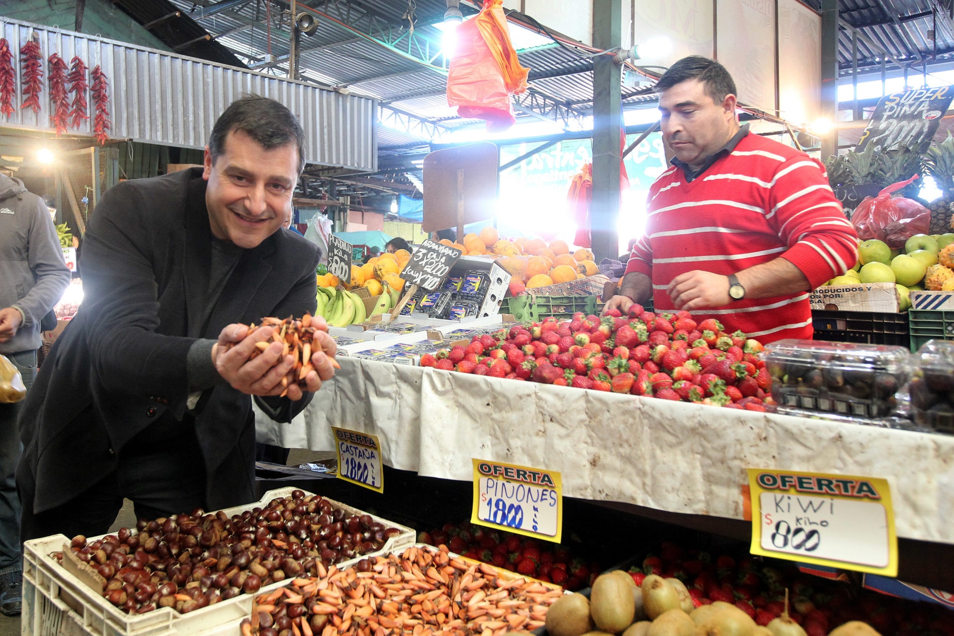 Fotografía de Josep Roca en su visita al mercado de la Vega Central en Chile. Cortesía Ernesto Zelada