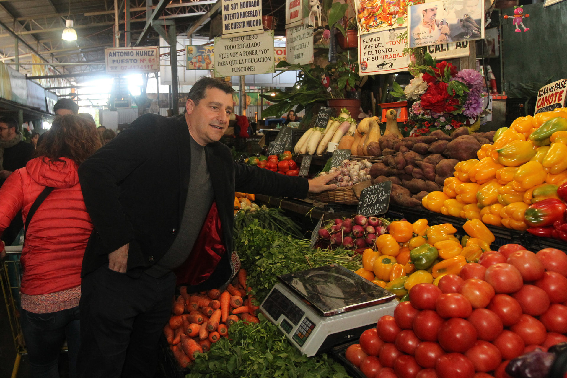 Fotografía de Josep Roca en su visita al mercado de la Vega Central en Chile. Cortesía Ernesto Zelada