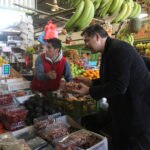 Fotografía de Josep Roca en su visita al mercado de la Vega Central en Chile. Cortesía Ernesto Zelada