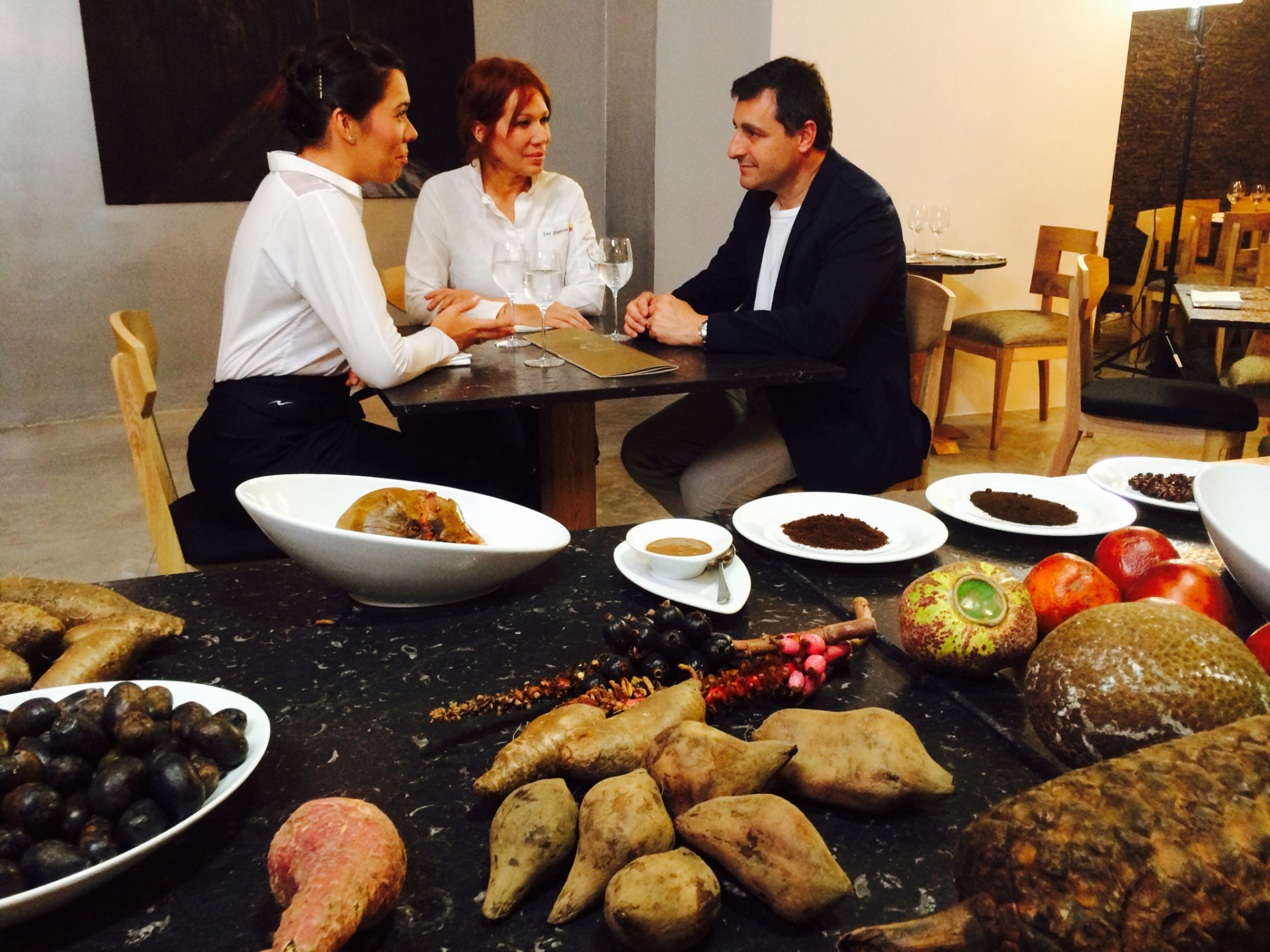 Fotografía de Josep Roca, junto a Leonor Espinosa, del restaurante bogotano Leo, y la sommelier Laura Hernández, directora de la Fundación Leo Espinosa