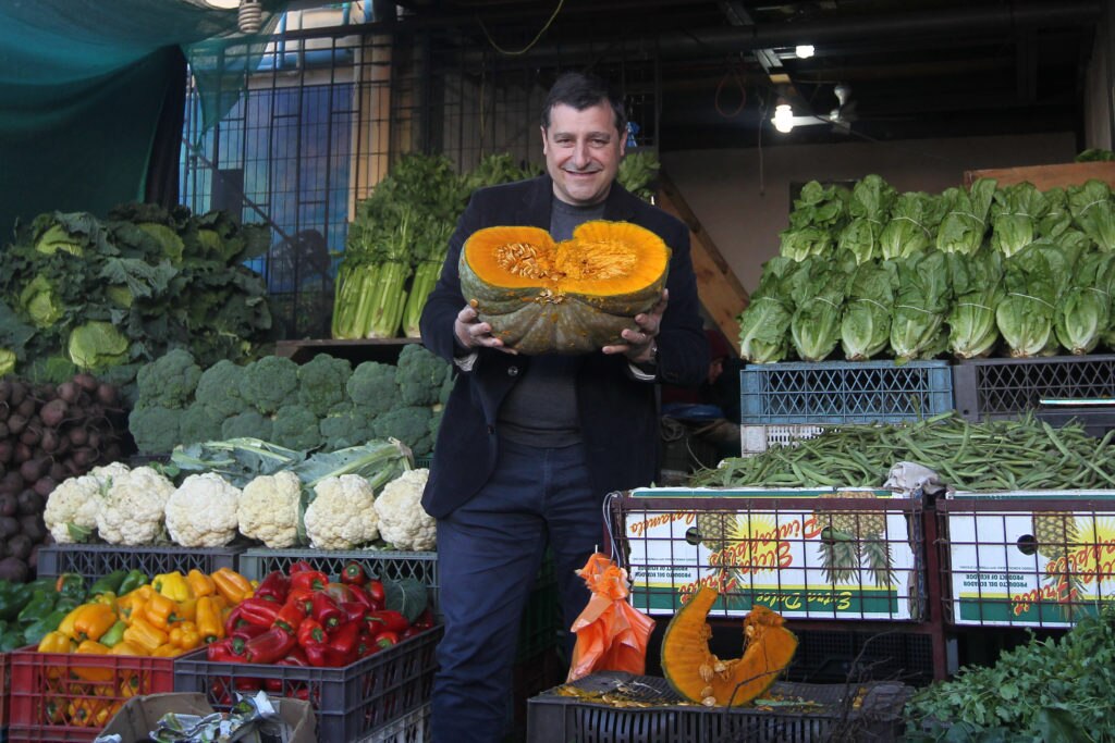 Fotografía de Josep Roca en su visita al mercado de la Vega Central en Chile. Cortesía Ernesto Zelada Fotografía de Josep Roca en su visita al mercado de la Vega Central en Chile. Cortesía Ernesto Zelada