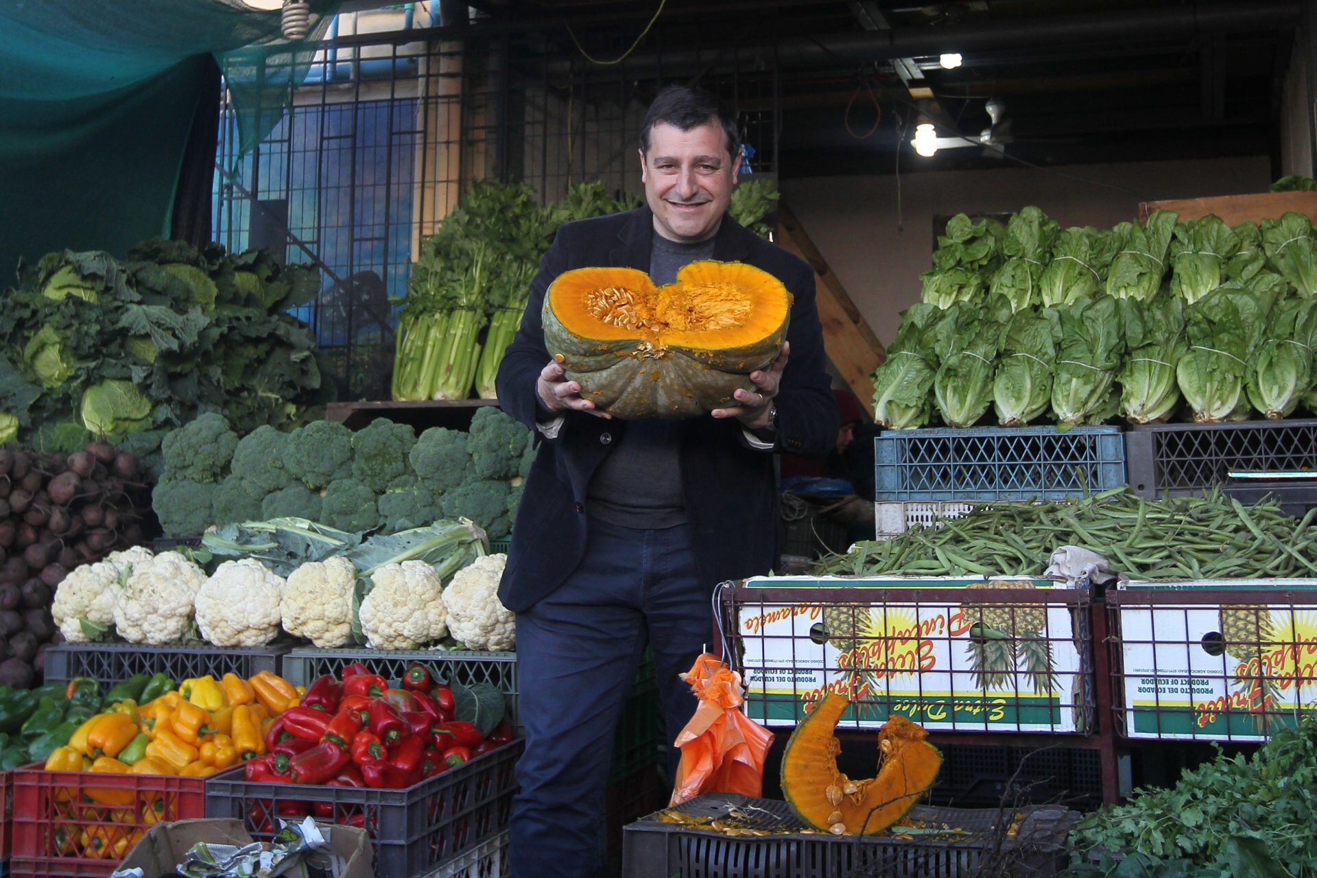 Fotografía de Josep Roca en su visita al mercado de la Vega Central en Chile. Cortesía Ernesto Zelada