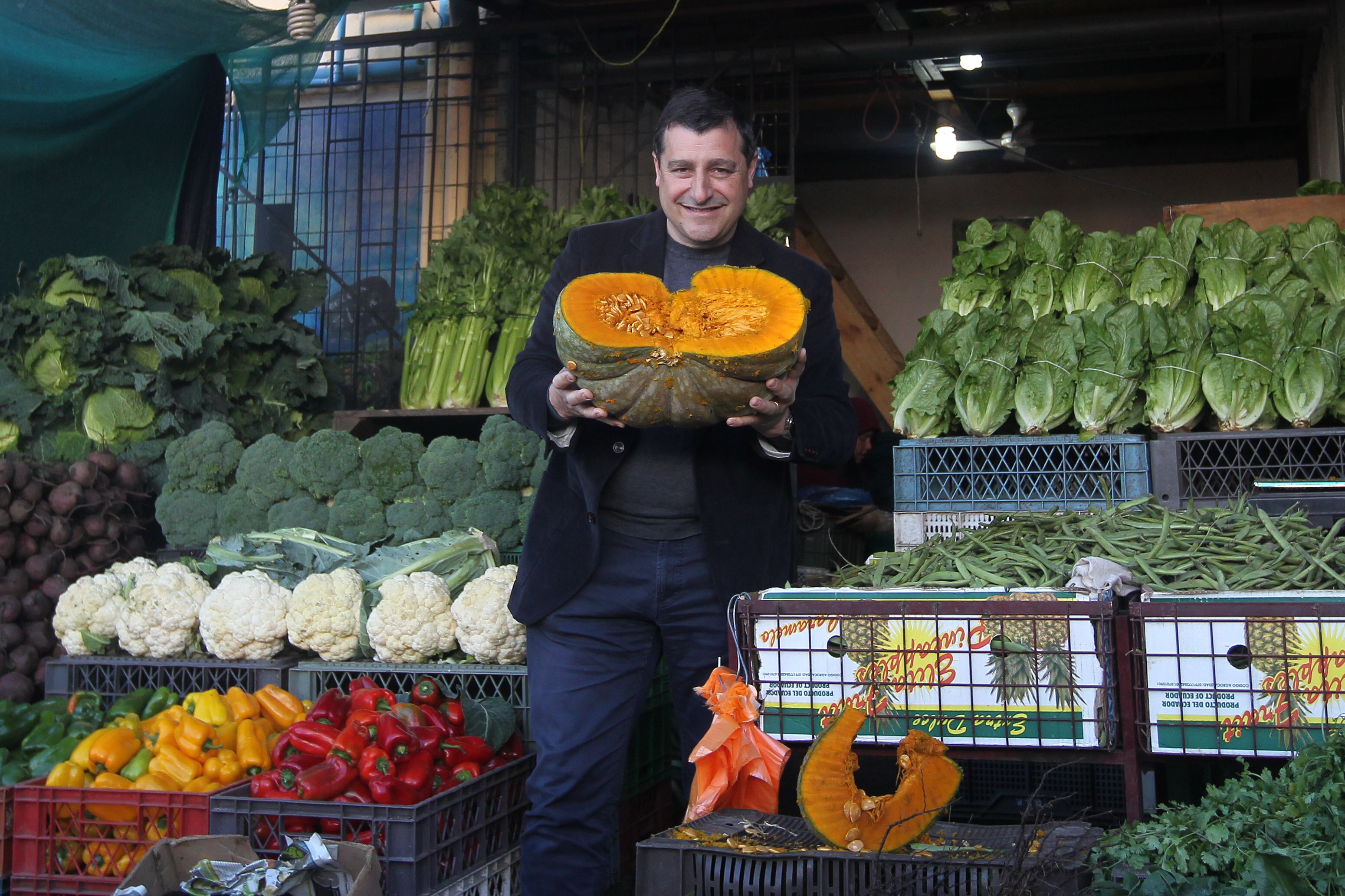 Fotografía de Josep Roca en su visita al mercado de la Vega Central en Chile. Cortesía Ernesto Zelada Fotografía de Josep Roca en su visita al mercado de la Vega Central en Chile. Cortesía Ernesto Zelada