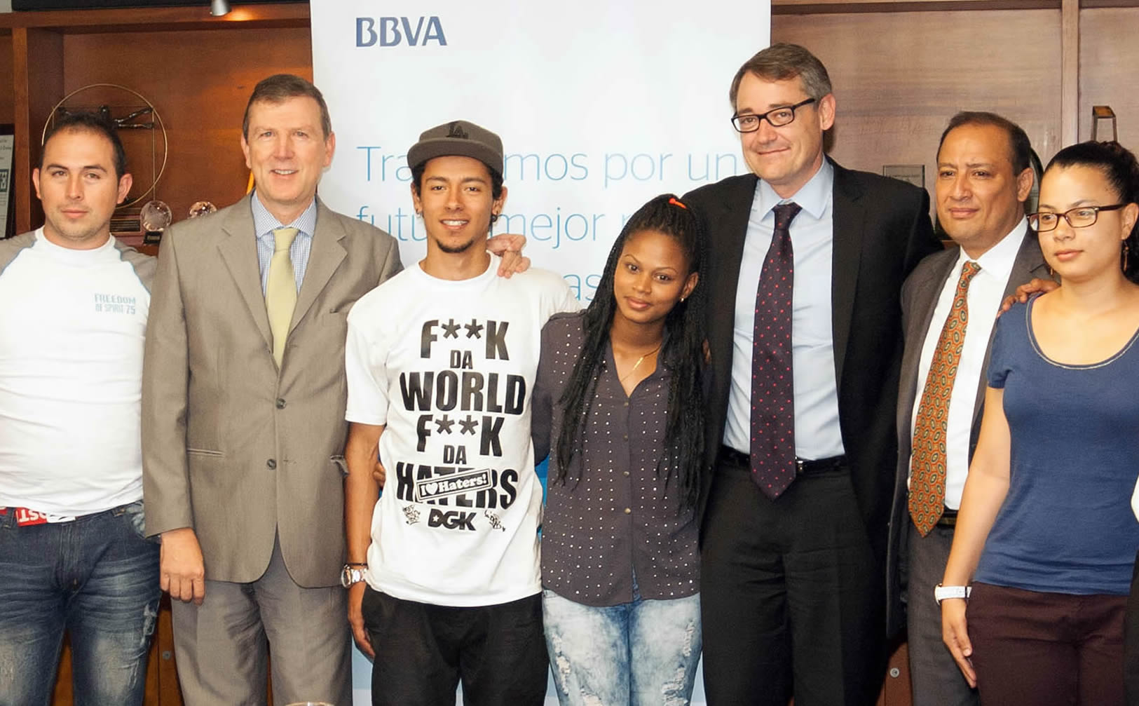Jóvenes becados por BBVA Colombia en alianza con la Fundación Manos Visibles de la Universidad Eafit de Medellín Fotografía de jóvenes becados por BBVA Colombia de la Universidad Eafit de Medellín