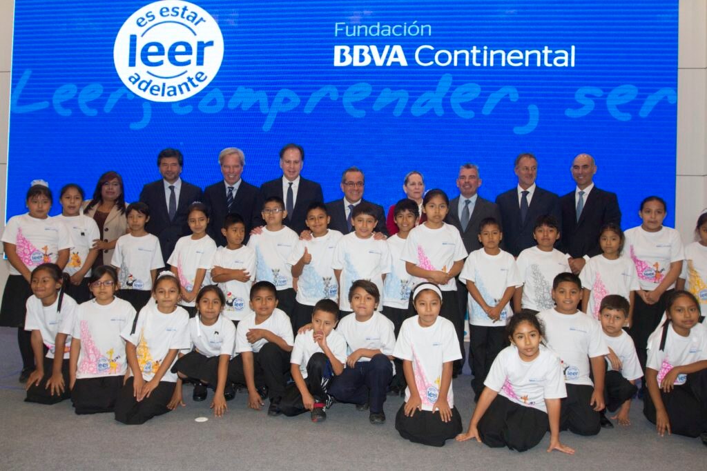 Representantes de la Fundación BBVA Continental, los ministros de Educación y Cultura, y el alcalde de Miraflores junto a niños del programa Fotografía de la presentación del libro