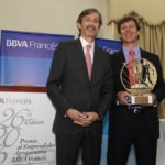 Fotografía de Martín Zarich, country manager de BBVA Francés, con el ganador del Premio al Emprendedor Agropecuario