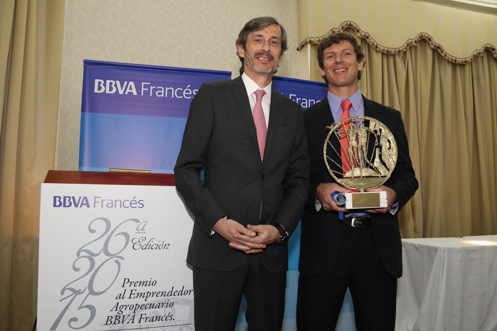 Fotografía de Martín Zarich, country manager de BBVA Francés, con el ganador del Premio al Emprendedor Agropecuario