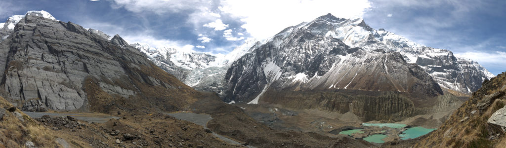 Fotografía de panorámica del Annapurna con los diferentes lagos producidos por el deshielo del glaciar