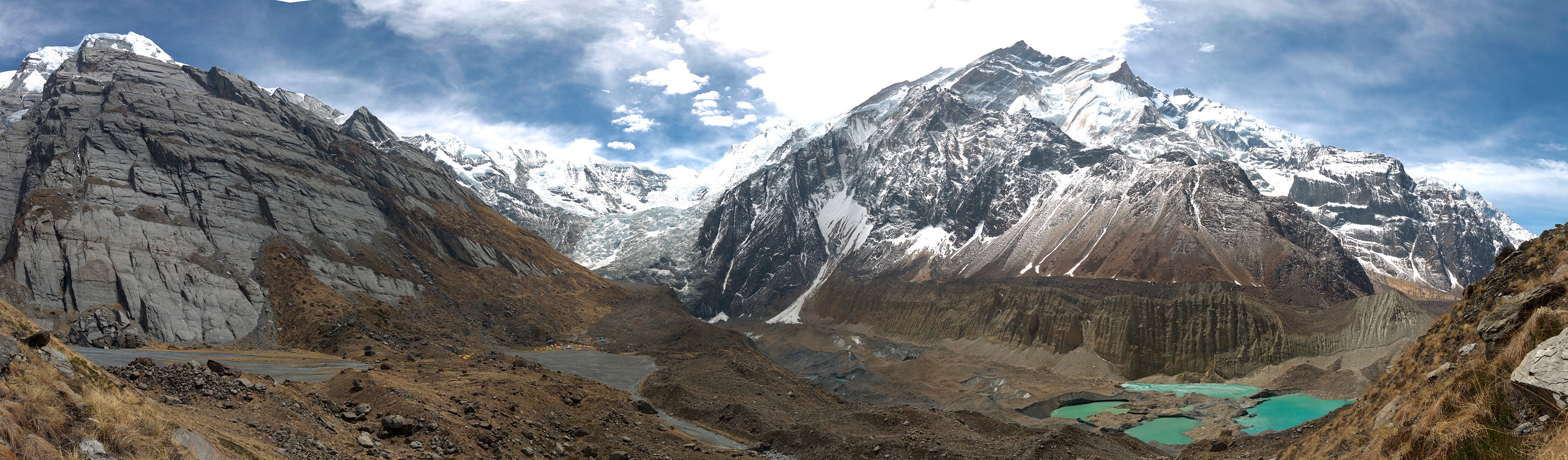 Panorámica del Annapurna con los diferentes lagos producidos por el deshielo del glaciar / BBVA Fotografía de panorámica del Annapurna con los diferentes lagos producidos por el deshielo del glaciar