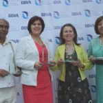 Fotografía de profesores recibiendo el Premio al Docente